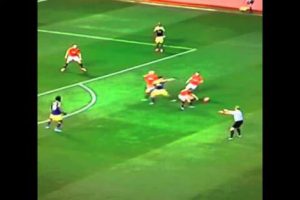 Mire la reacción de un árbitro cuando un jugador hace un mal pase-VIDEO