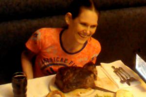De película: Mujer devoró 2 kilos de carne en un par de minutos- VIDEO