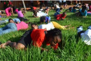 Predicador obliga a feligreses a comer pasto para «estar  cerca de Dios»