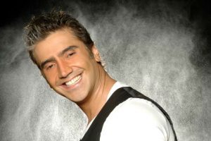 Alejandro Fernández sorprende con perturbador look
