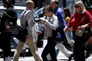 La forma en la que caminamos cambia cuando usamos el celular
