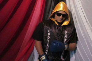 De película: velan a boxeador de pie en un ring