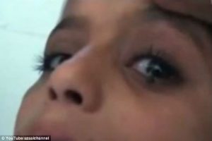 Pequeña expulsa piedras por los ojos-VIDEO