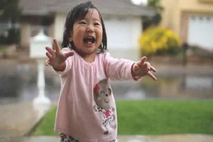 Tierno video de una pequeña cuando ‘descubre la lluvia’ -VIDEO