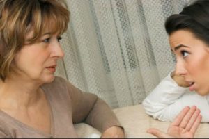 4 preguntas que NO debería hacerle a su hija si está enamorada