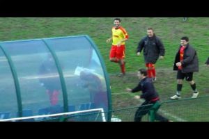 Jugador fue expulsado por ‘celebrar violentamente’ – VIDEO