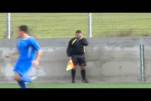 Juez de línea habla por teléfono en pleno partido -VIDEO