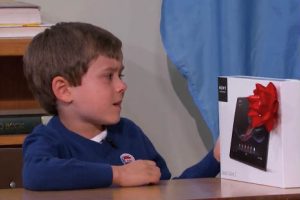 Pequeño rechaza una tablet por un rompecabezas – VIDEO