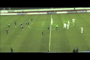 Divertido: quiere devolver la pelota y mete un golazo -VIDEO