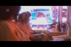 Divertido: hombre causa furor al limpiar las lunas -VIDEO