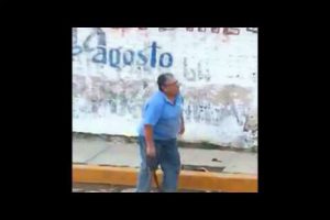 Hombre maltrata a su perro y luego recibe castigo -VIDEO