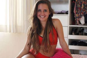 Concursante de reality hace polémico gesto en horario familiar-VIDEO