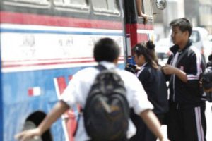 Multarán a los choferes que no recojan a los escolares