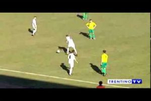 Mira este autogol y ríete de la falla del arquero -VIDEO