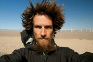 Insólito: hombre recorre China a pie -VIDEO