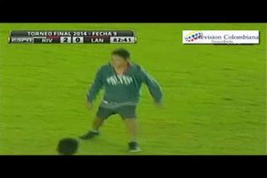 Pequeño causa sorpresa al entrometerse en partido de fútbol -VIDEO