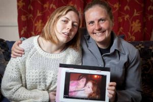 Mujer encuentra a su hija biológica en Facebook luego de 19 años