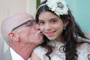 Pequeña simula su matrimonio para hacer feliz a su padre-VIDEO