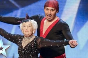 Divertido: abuelita de 80 años sorprende bailando salsa-VIDEO