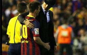 Cristiano Ronaldo consuela a Messi luego de la final de la Copa del Rey