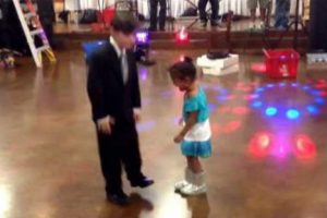 Mira el escarmiento que recibe una pequeña niña celosa -VIDEO