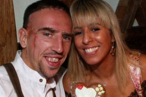 Mira el Top 15 de jugadores de fútbol feos con novias más bonitas