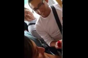 Muchacho enamorado le propone matrimonio a su novia en el Metropolitano-VIDEO