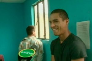Joven detenido aprovecha las cámaras y manda saludos a su madre -VIDEO