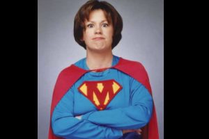 Video: Mira a  la mujer con super poderes, Súper Mamá.