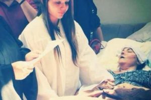 Estudiante se graduó para cumplir último deseo de su madre