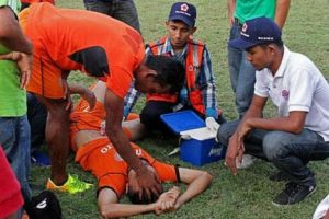 ¡Video impactante! Jugador de fútbol muere tras recibir patada de arquero rival