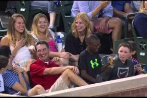 Divertido: pequeño le regala una pelota de béisbol a una guapa muchacha -VIDEO