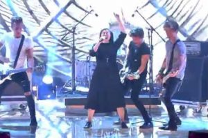 Monjita sorprende en concurso de canto con canción de Bon Jovi