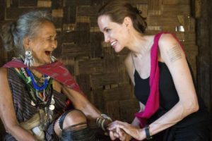 La actriz Angelina Jolie preocupa por lucir delgada (FOTOS)