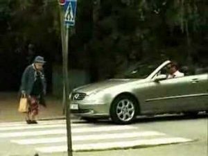 Anciana da una gran lección a un impaciente joven (VIDEO)
