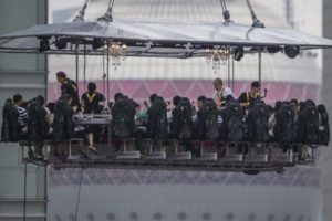 En China un hotel abre un restaurante colgante a 50 metros de altura (F0TOS)