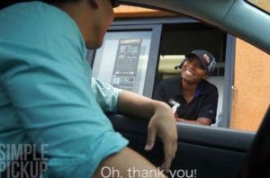 Mira la reacción de algunos trabajadores al recibir 100 dólares de propina (VIDEO)
