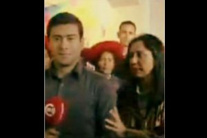 Primera dama ‘acomoda’ a reportero en enlace en vivo (Video)