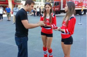 Un joven roba sonrisas a las personas con un sencillo truco de magia (VIDEO)