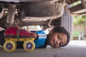 Un niño logra pasar por debajo de 39 carros patinando (VIDEO)