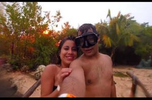 Una pareja es sorprendida por un rayo cuando se tomaban una foto