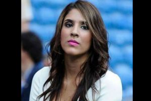Esposa de James responde a quienes la criticaron