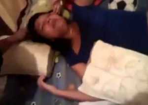 Mujer llora porque no le gustó el final de una  telenovela (VIDEO)
