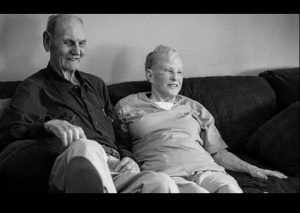 Conmovedor: Pareja de ancianos fallecen tomados de la mano (FOTOS)