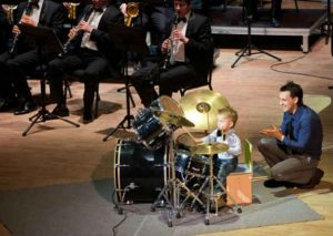 Un pequeño baterista de 3 años sorprende al mundo por su talento (VIDEO)