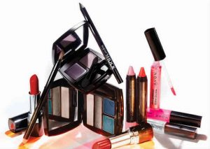 Joven hace experimento con maquillaje para mejorar su autoestima