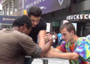 Dos mendigos juegan a las vencidas por 100 dólares y el resultado fue conmovedor (VIDEO)