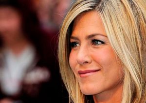 Jennifer Aniston revela su peso y critica las cirugías plásticas