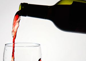 Una mujer robó una botella de vino para ser arrestada