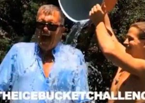 Mario Testino cumplió el reto del ‘cubetazo de agua helada’  (VIDEO)